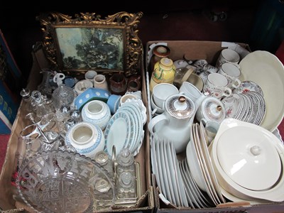 Lot 1041 - An assortment of ceramics to include Wedgwood...
