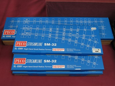 Lot 606 - Nine Items of Peco Streamline SM-32...