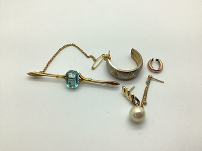 Lot 199 - A Single Stone Bar Brooch, rwctngular claw set...