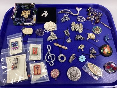 Lot 89 - A Collection of Assorted Costume Brooches,...