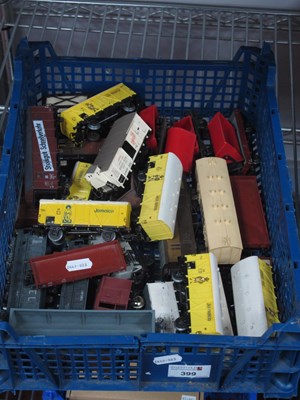 Lot 399 - Thirty 'HO' Gauge Unboxed Items of Four Wheel...