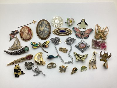 Lot 77 - Assorted Costume Brooches, including stitched,...