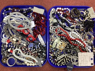 Lot 61 - A Mixed Lot of Assorted Costume Jewellery, in...