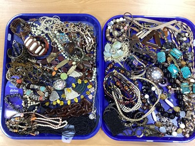 Lot 96 - A Mixed Lot of Assorted Costume Jewellery, in...