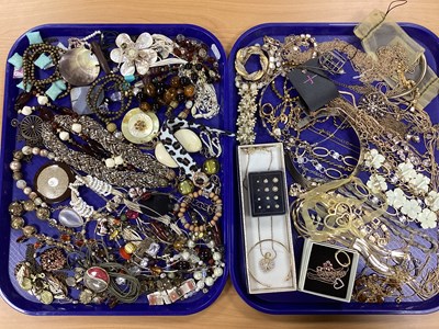 Lot 60 - A Mixed Lot of Assorted Costume Jewellery, in...