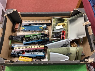 Lot 315 - A collection of "OO" Model Railway items to...