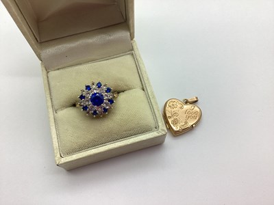 Lot 194 - A 9ct Gold Cluster Dress Ring, (2.8grams);...