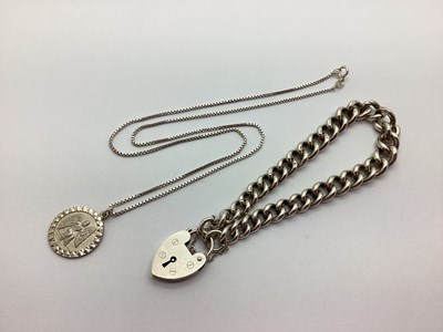 Lot 152 - A Graduated Curb Link Bracelet, to heart shape...