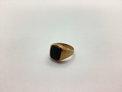 Lot 229 - A 9ct Gold Bloodstone Signet Style Ring,...