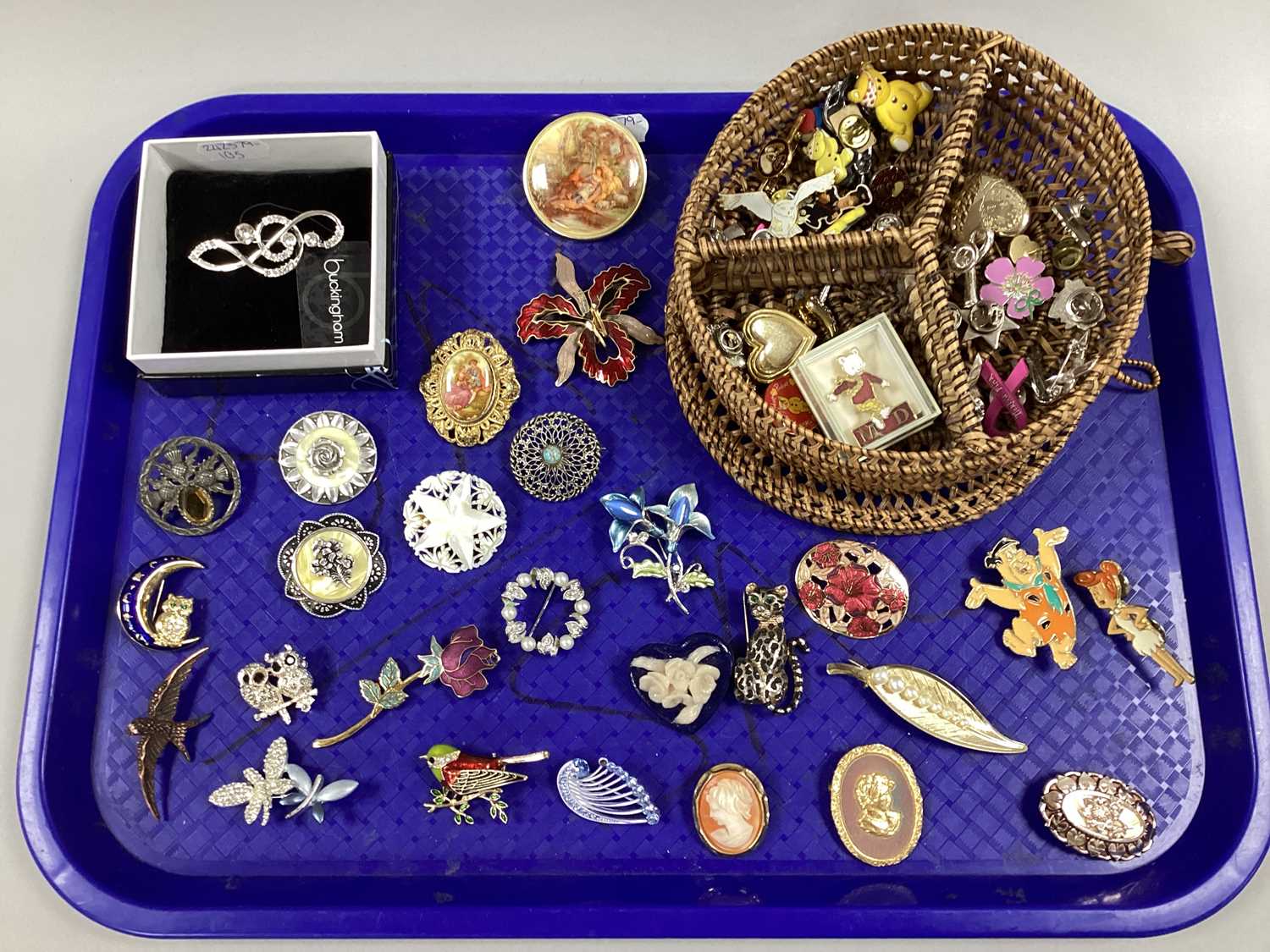 Lot 5 - An Assortment of Brooches, clips and pins to...