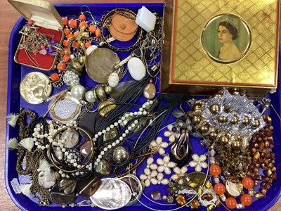 Lot 25 - A Collection of Costume Jewellery, in hues of...