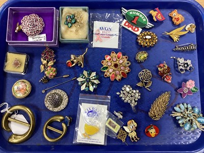 Lot 4 - A Collection of Brooches, including Wrap-Trap;...