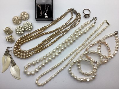 Lot 71 - A Modern Fresh Water Pearl Bead Necklace,...
