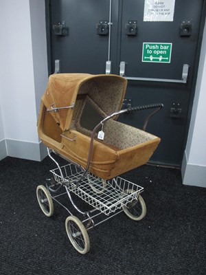 Lot 1516 - Vintage Gesslein original panorama pram.