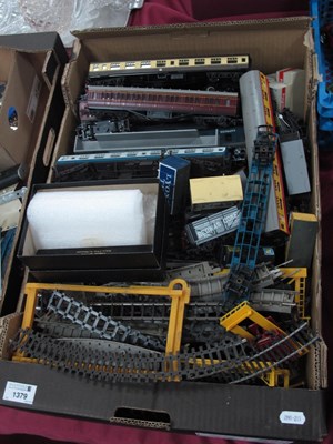 Lot 1379 - Mainline OO gauge model carriages etc. track...