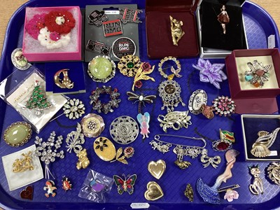Lot 27 - A Collection of Brooches, Pins and Scarf Clips,...