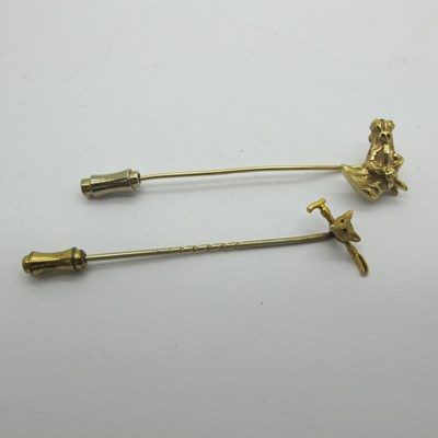 Lot 193 - A Fox Head Stiockpin, stamped "9ct" (gilt pin);...