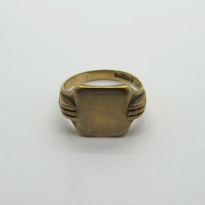 Lot 234 - A 9ct Gold Gent's Signet Ring, the rectangular...