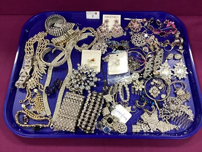 Lot 7 - Assorted Modern Sparkly Costume Jewellery,...