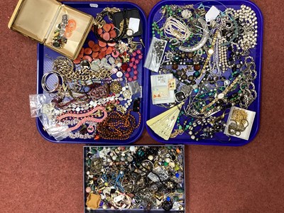 Lot 11 - A Quantity of Costume Jewellery, to include...
