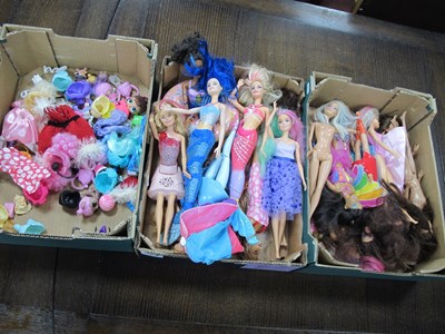 Lot 1040 - Barbie and other figures, including...