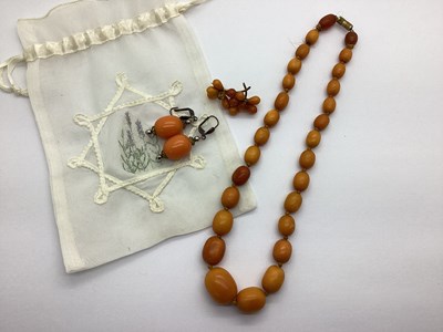 Lot 155 - An Amber Coloured Graduated Bead Necklace, the...