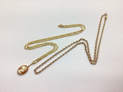 Lot 201 - A Flat Link Figaro Style Chain, 51cm long,...