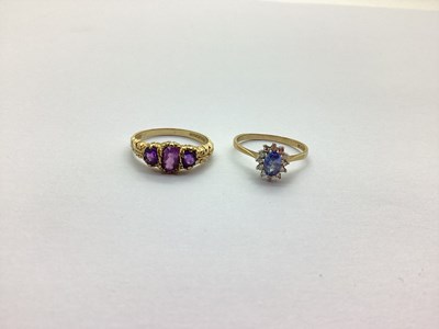 Lot 217 - A 9ct Gold Cluster Dress Ring, allover claw...