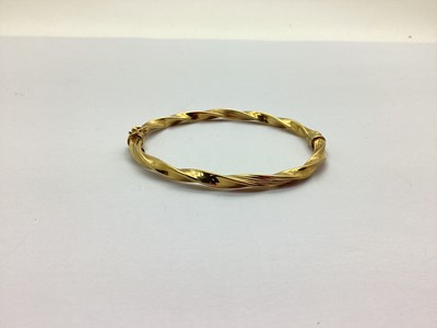 Lot 202 - A Modern Twist Style Bangle, to sprung hinge...