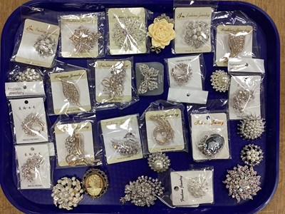 Lot 82 - Assorted Modern Costume Brooches, including...