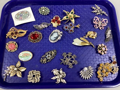 Lot 86 - Modern Costume Brooches, including cameo style,...