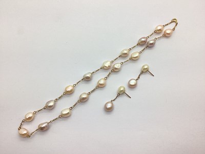 Lot 150 - A Modern 9ct Gold Chain Link and Fresh Water...