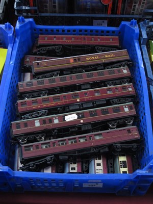 Lot 527 - Thirteen OO Gauge/4mm Unboxed Coaches, by...