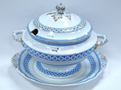 Lot 1218 - A large tureen on stand decorated in blue and...