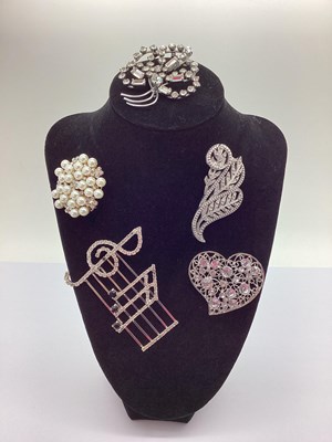 Lot 151 - Modern Costume Brooches, on black display bust.
