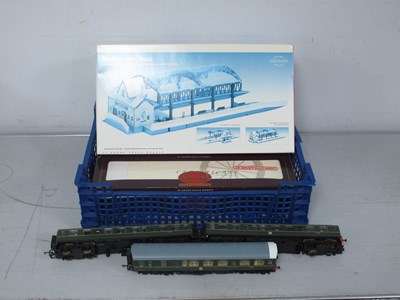 Lot 505 - A Hornby OO Gauge/4mm Ref No. R8009 "Station...