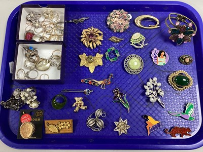 Lot 20 - Assorted Costume Brooches, including filigree,...