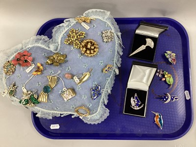 Lot 52 - A Selection of Vintage and Later Brooches,...