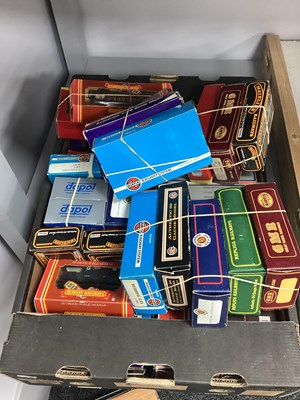 Lot 6 - OO gauge railway rolling stock and coaches, by...