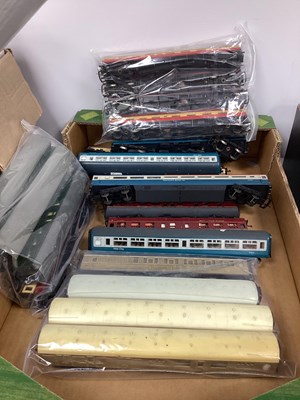 Lot 14 - OO gauge coaches, loose, playworn approx. 20...