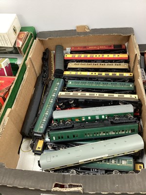 Lot 35 - OO gauge coaches including Tti-ang, Airfix etc,...