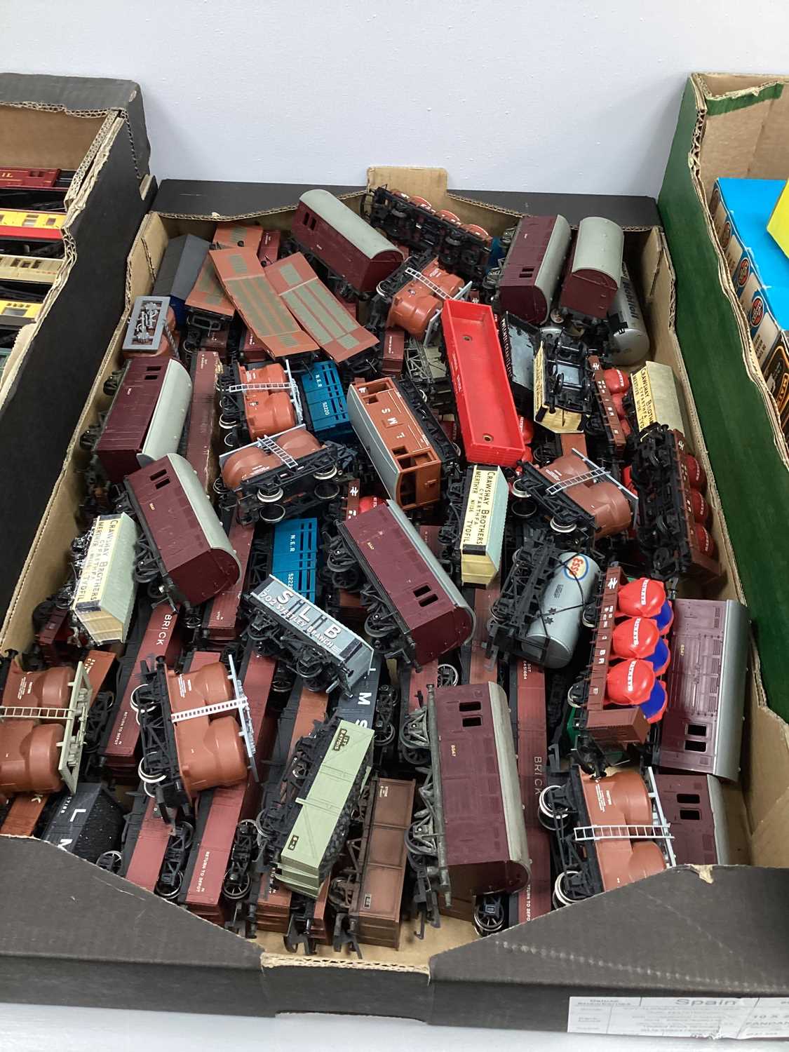 Lot 36 - OO gauge rolling stock, loose, playworn,...