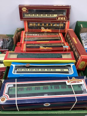 Lot 39 - OO gauge coaches from Hornby, Airfix, Bachmann...