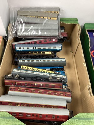 Lot 45 - OO gauge coaches including Tri-ang, Lima etc,...