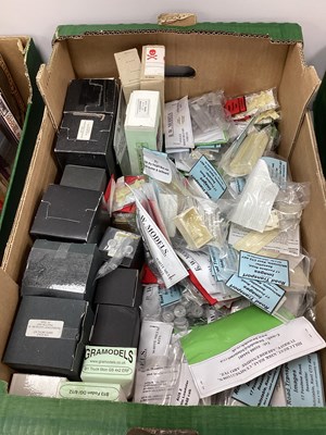 Lot 48 - 1:76/ OO gauge kits and spares of white metal...