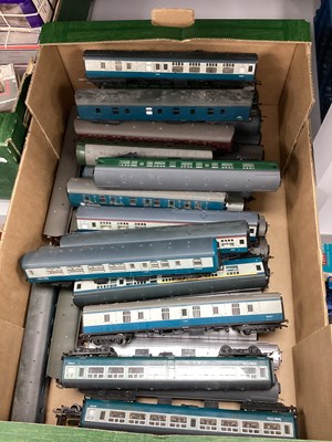 Lot 62 - OO gauge coaches, various makers, loose,...
