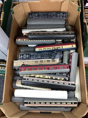Lot 64 - OO gauge coaches, various makers, loose,...
