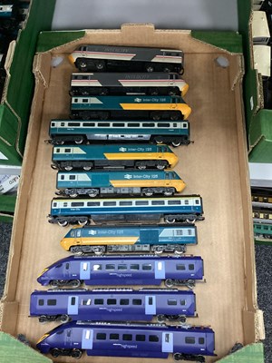 Lot 66 - OO HST 125 gauge dummy power unit and coaches...