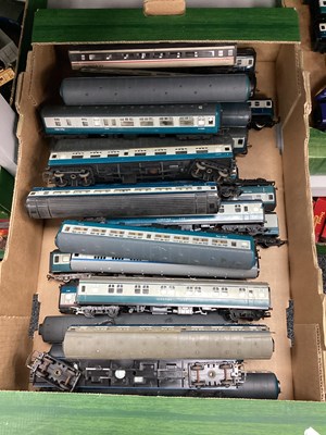 Lot 67 - OO gauge coaches, various makers, loose,...