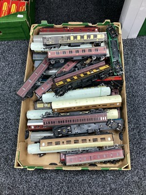 Lot 76 - OO gauge coaches, various makers, loose,...